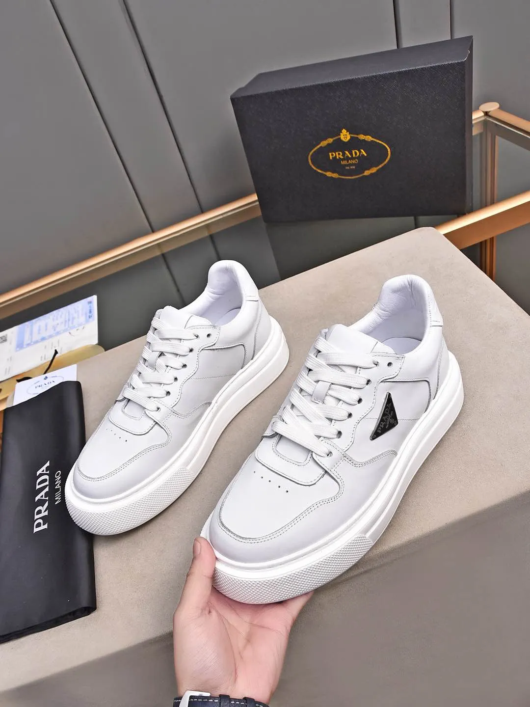 Men's shoes 💰500 Prada/Prada Men's new casual shoes, this upper is made of imported calfskin. The outside is decorated with the P family's classic metal triangle enamel logo, with cowhide lining and cowhide for the foot pads. The outsole is made of non-slip sports exclusive rubber outsole with logo, which feels good on the feet. It is a fashionable and fashionable item!  Size: 38-44 (45 customized)